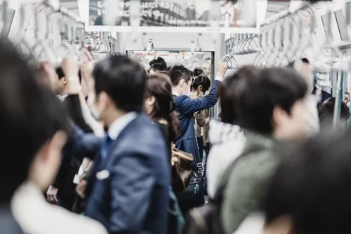 電車で通勤している会社員